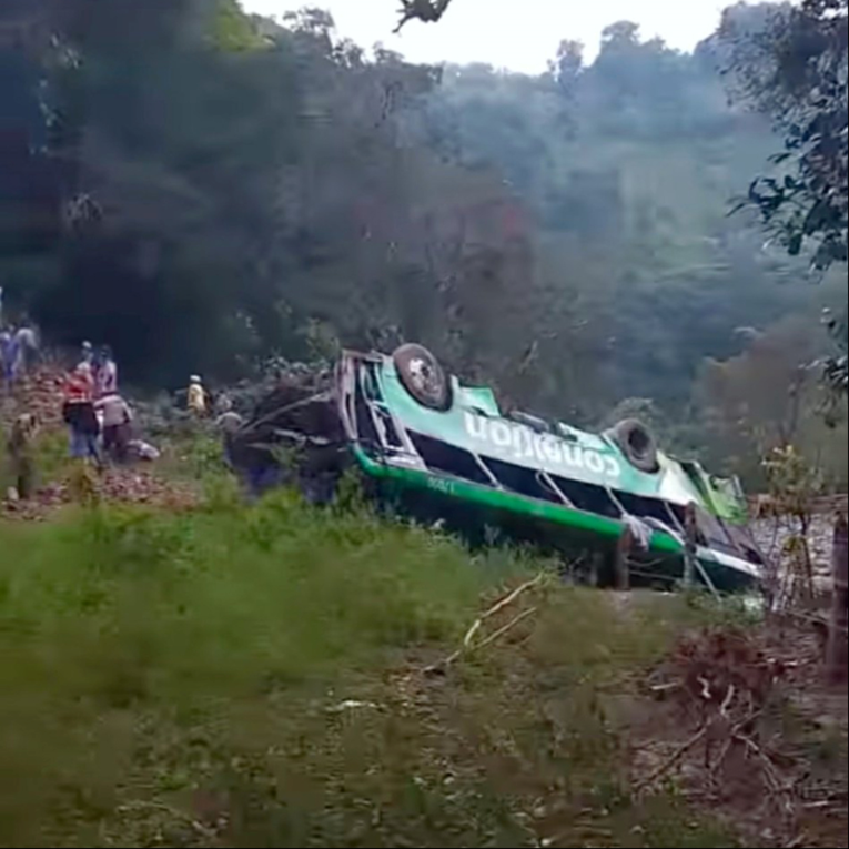 Strašna nesreća autobusa u Meksiku. Najmanje 10 mrtvih i 32 ozlijeđena
