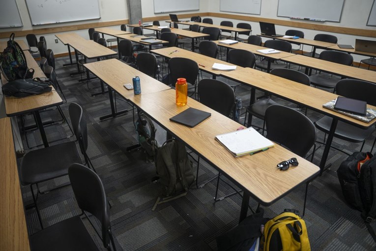 Ispitali profesora koji se u Imotskom upucavao učenici. Određen mu istražni zatvor