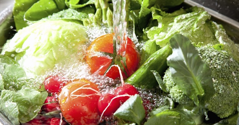 Je li doista potrebno namakati voće i povrće u vodi prije konzumiranja?