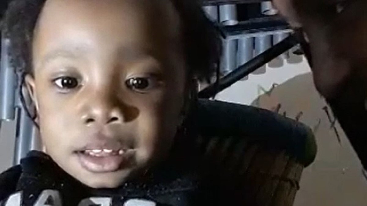 Roditelji u Britaniji nisu liječili bolesnog sina, tijelo zakopali u vrt. Osuđeni su