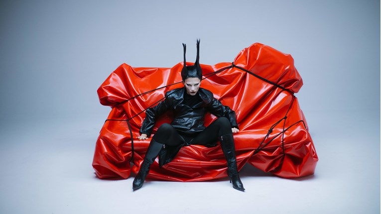 Domaća pjevačica na Noć vještica objavila spot (ako se bojite zmija, ne gledajte)