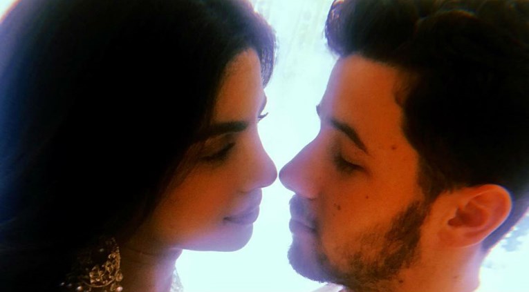 Nick Jonas i Priyanka Chopra podijelili intimne fotke s proslave zaruka