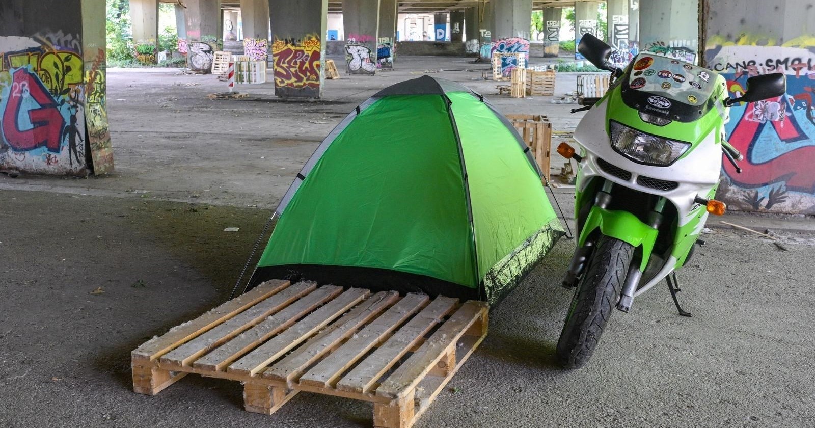 Neki Thompsonovi fanovi su sinoć spavali u šatorima ispod mostova i na Bundeku