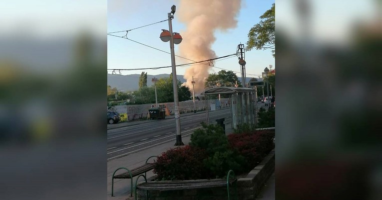 FOTO Planula napuštena baraka u Zagrebu, vatrogasci na terenu