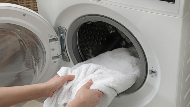 Upozorila na grešku koju mnogi rade kad stavljaju rublje na pranje: "Opasno je"