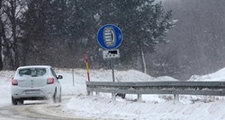 HAK: Zimski uvjeti u Lici, kolnici skliski i mokri u većem dijelu zemlje
