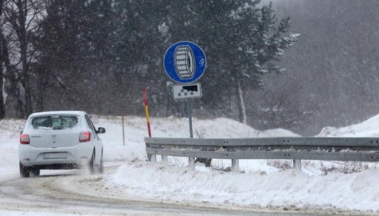 Na cestama u Lici i Gorskom kotaru ima snijega, ponegdje se vozi otežano