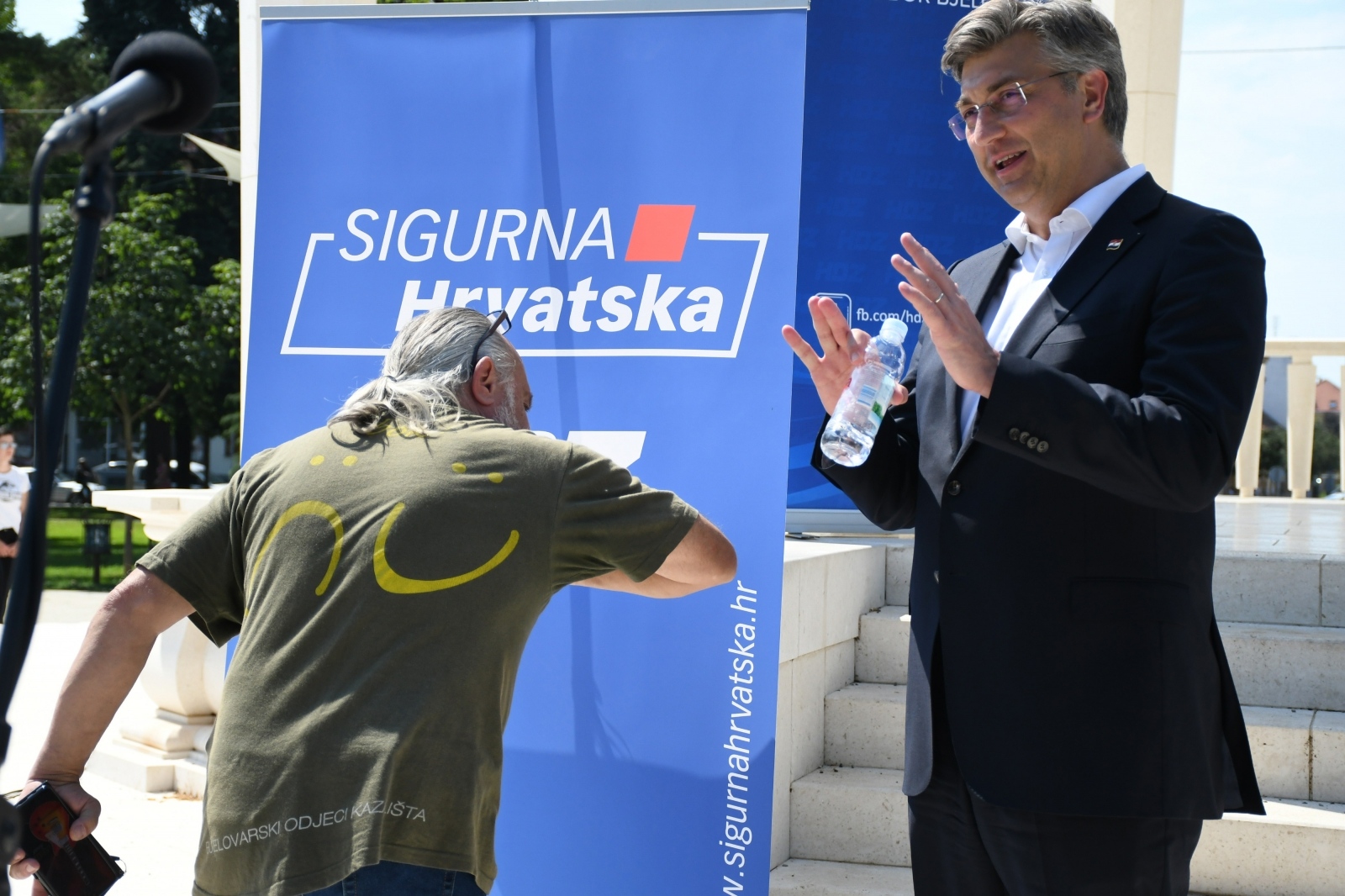 FOTO Plenković u Bjelovaru izbjegavao bilo kakav kontakt