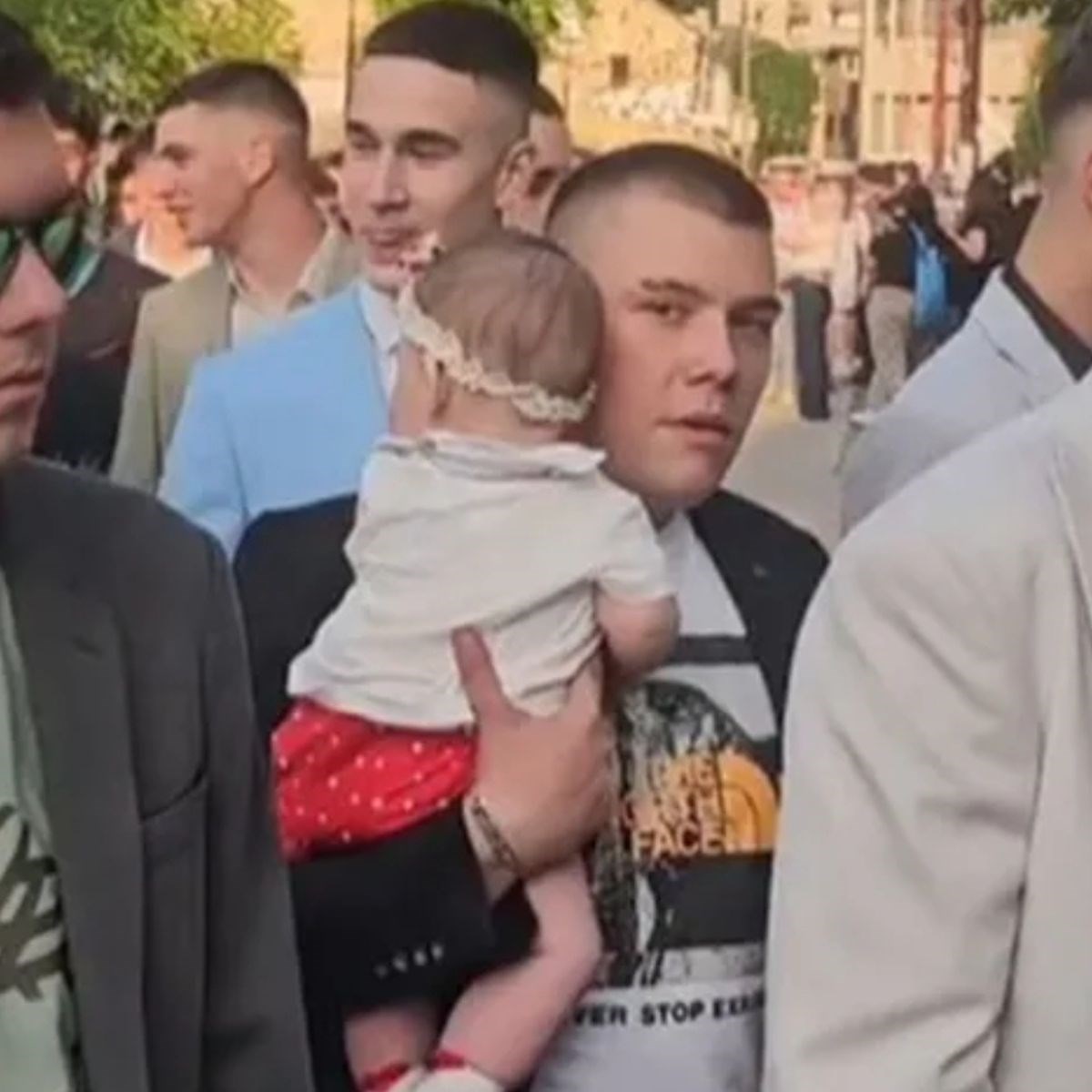 Dečku iz Srbije na maturalnoj večeri pratnja je bila beba, video oduševio mnoge