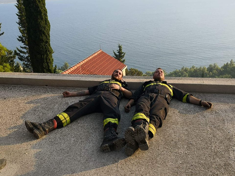 Ovako su se odmarali vatrogasci dok su gasili požar kod Omiša: "Padaju s nogu"