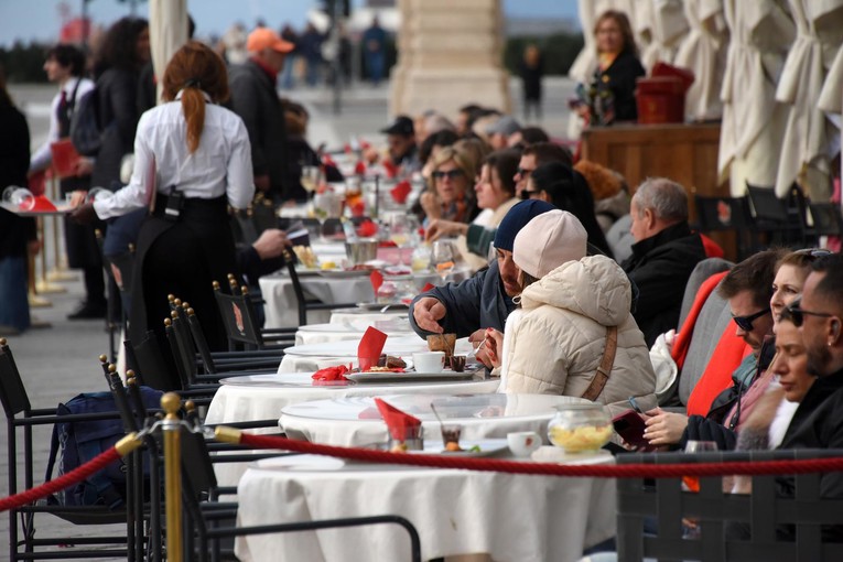Smije li se sat vremena kasniti u restoran?