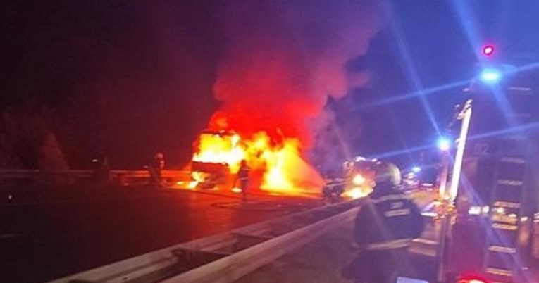 FOTO Sinoć na autocesti kod Varaždina potpuno izgorio autobus