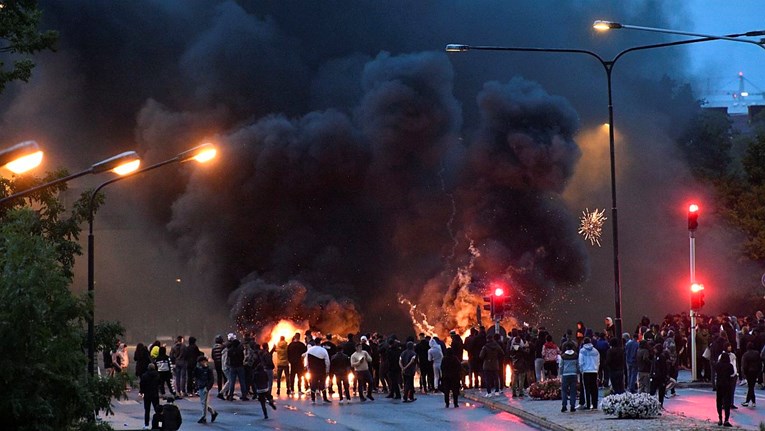 Ekstremni desničari zapalili Kuran u Švedskoj, izbili neredi