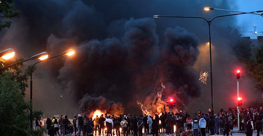 U švedskom gradu Malmöu izbili neredi nakon što su ekstremni desničari zapalili Kuran