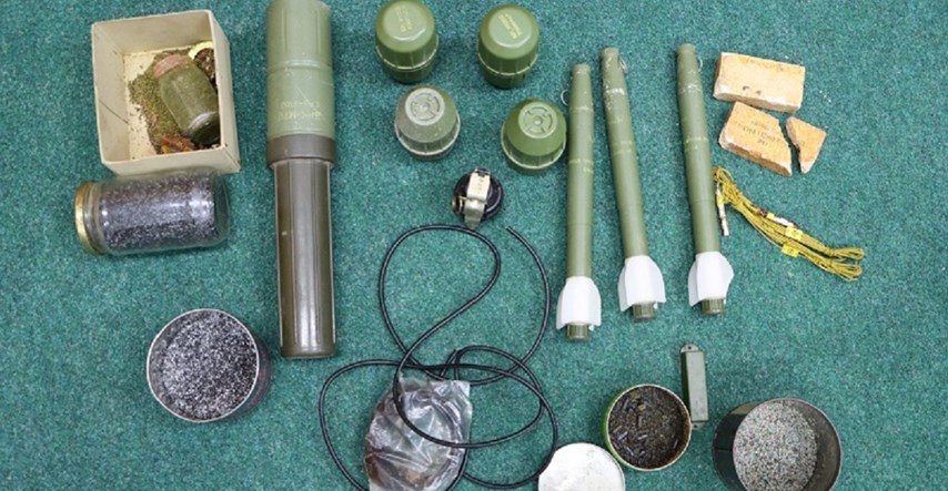 FOTO Varaždinska policija kod čovjeka našla hrpu oružja: Puške, pištolji, mine, bombe