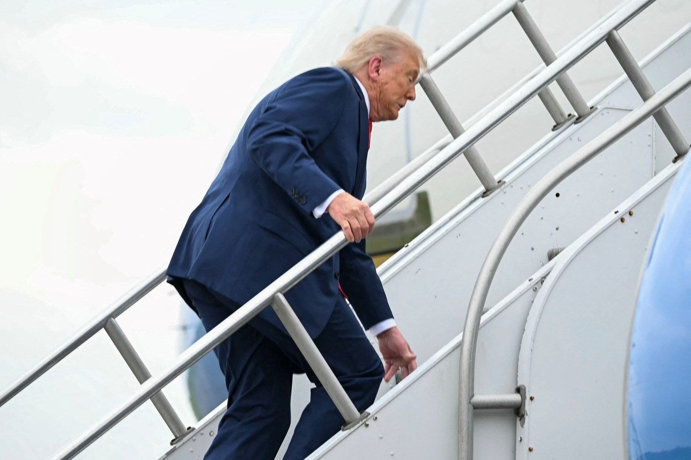 "A Bidenu si se rugao": Donald Trump se poskliznuo na stepenicama i postao mem