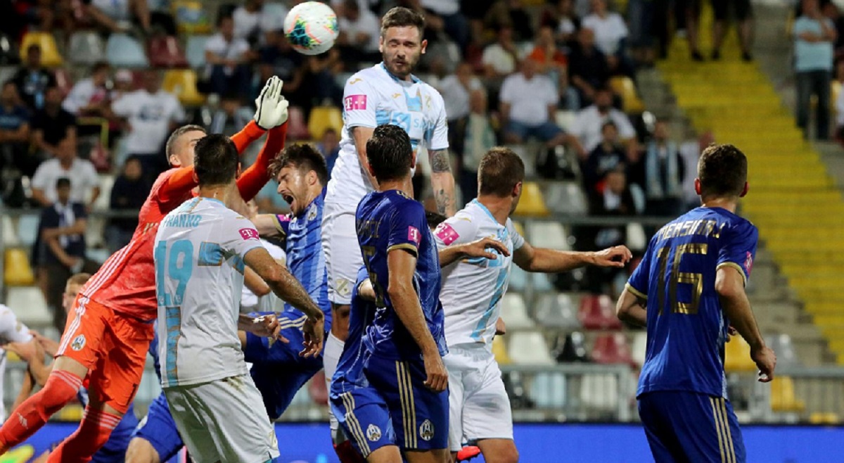 RIJEKA - LOKOMOTIVA 2:2 Bodom u ludom derbiju Rijeka preskočila Hajduk u borbi za LP