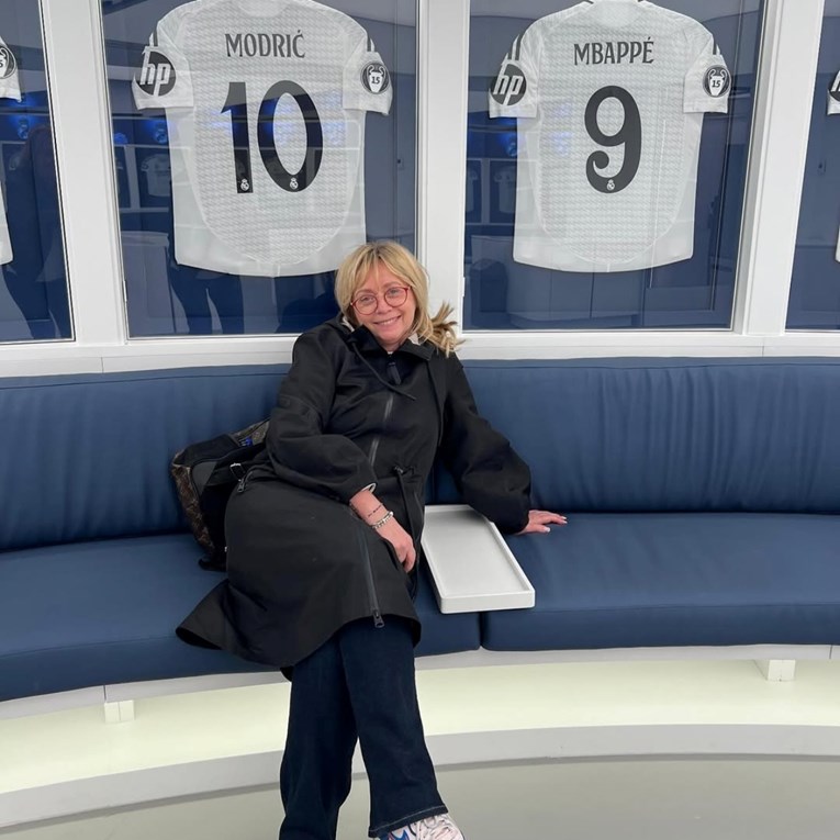 Iva Olivari pozirala s novorođenom unukom, javili joj se Livaković, Gvardiol...