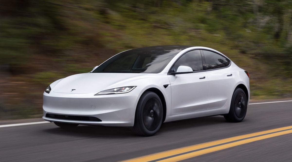 Tesla u Americi povlači Modele 3 i Y zbog prejarkih svjetala