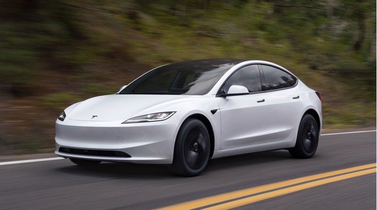 Tesla u Americi povlači Modele 3 i Y zbog prejarkih svjetala