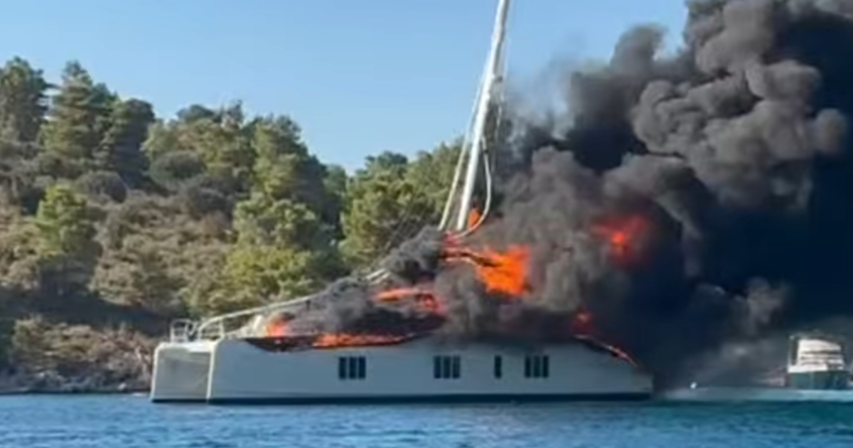 VIDEO Gori katamaran na Hvaru