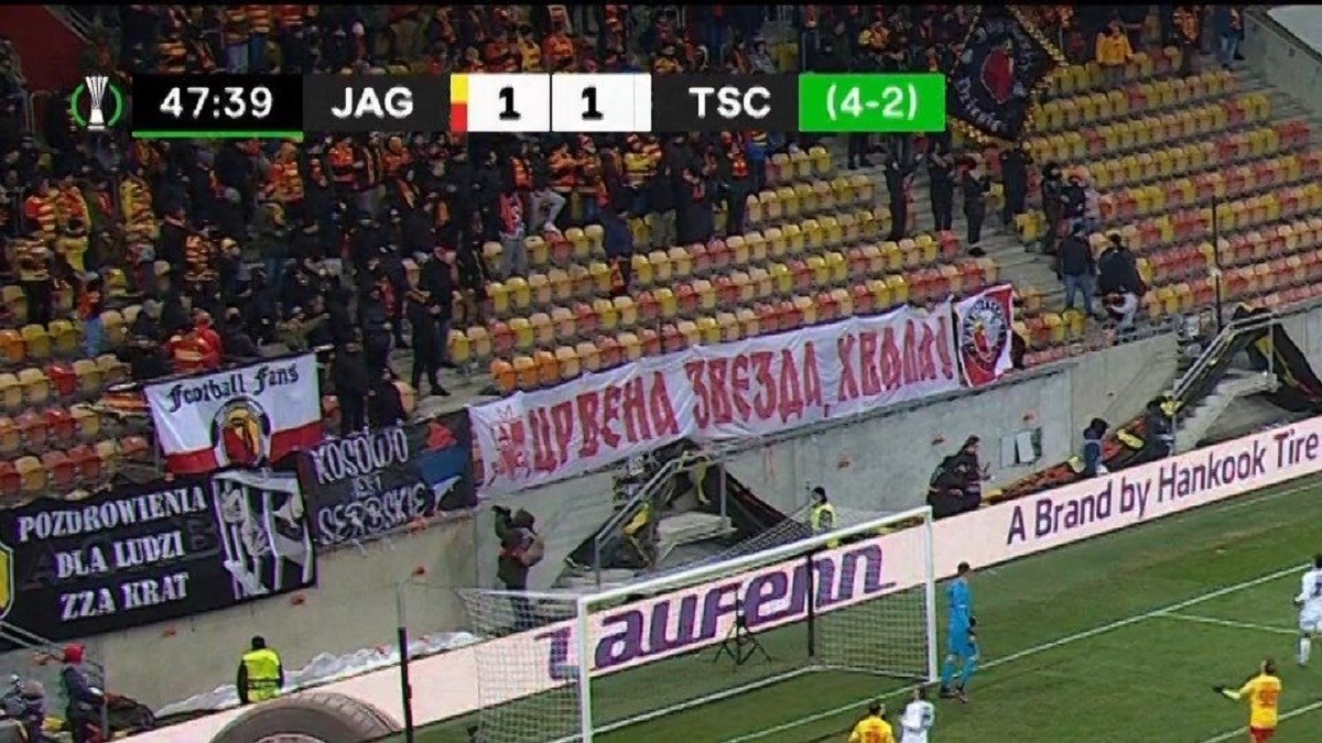 Transparenti Poljaka: "Kosovo je Srbija" i na ćirilici "Crvena Zvezda, hvala"