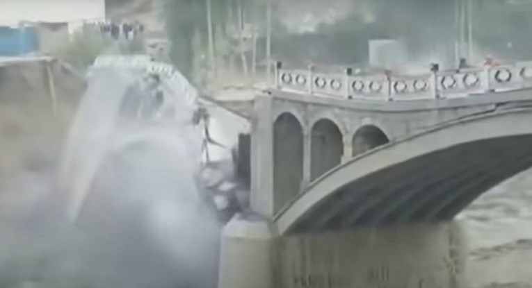 VIDEO Nakon otapanja ledenjaka srušio se most u Pakistanu