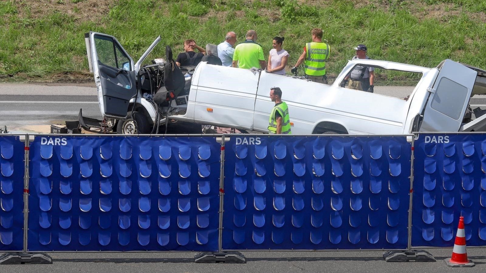 Detalji strašne nesreće u Sloveniji: Ukrajinac kombijem punim ljudi naletio na kamion