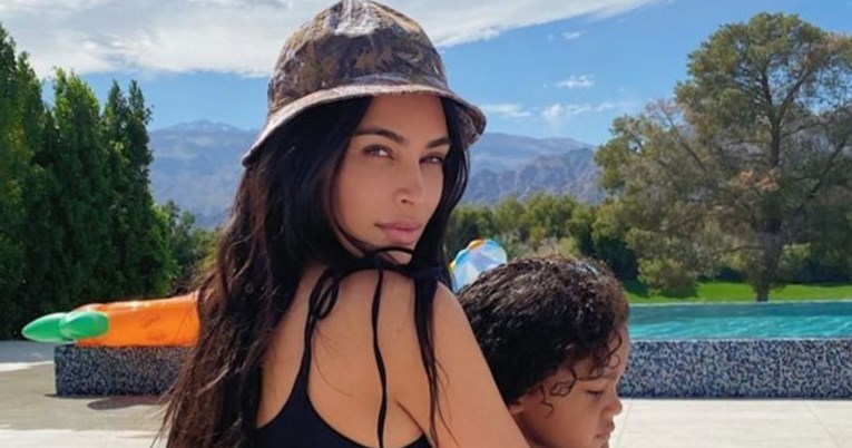 Kim Kardashian pozirala sa sinom, svi gledaju u predimenzioniranu guzu