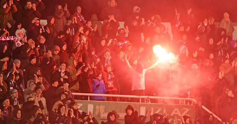 Torcida skandirala igračima "Skinite dresove". Oni odbili i otišli u svlačionicu