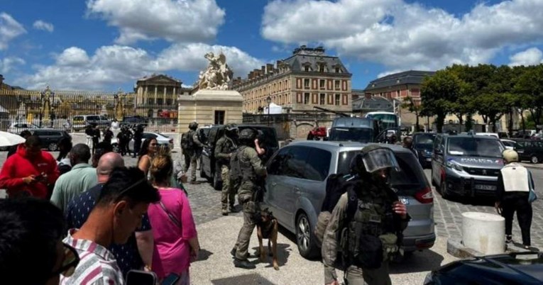 Evakuiran Versailles, pred palačom teško naoružani specijalci: "Nije terorizam"