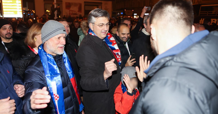 FOTO Plenković i sin s osmijehom pozdravljali Vatrene, Petković dječaku dao pet