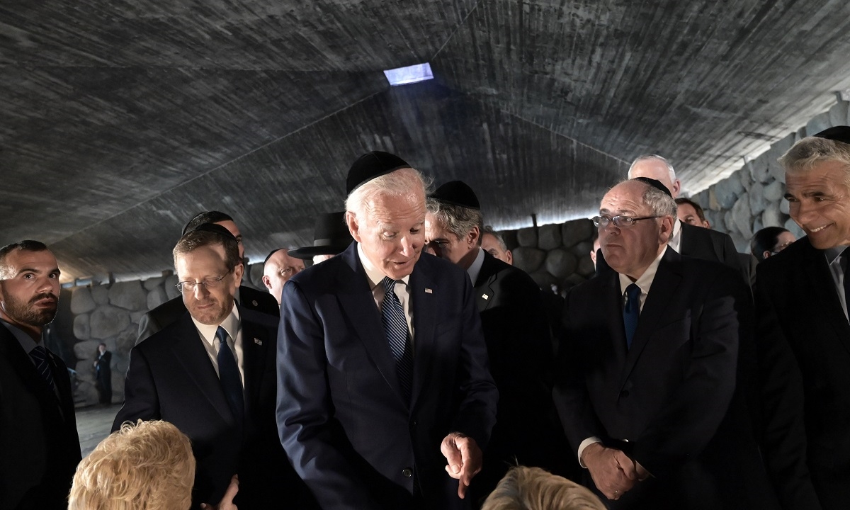 Novi Bidenov gaf, u govoru o Holokaustu pomiješao riječi "čast" i "užas"