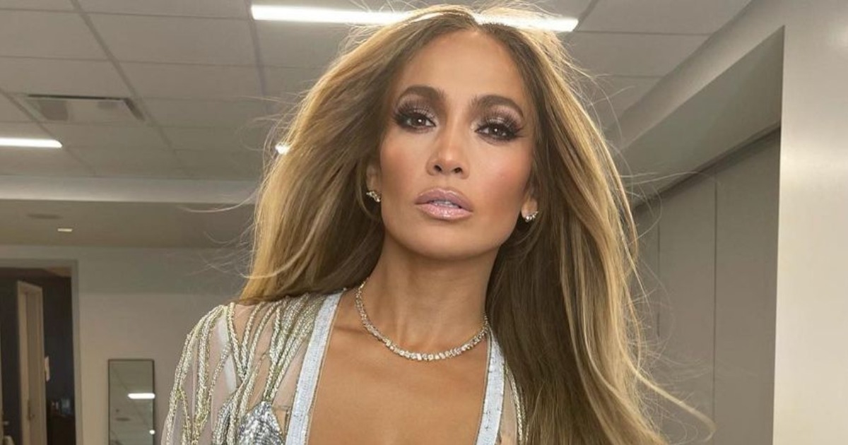 J.Lo istaknula obline u haljini s prorezom, pažnju privukla ruka na njenoj guzi