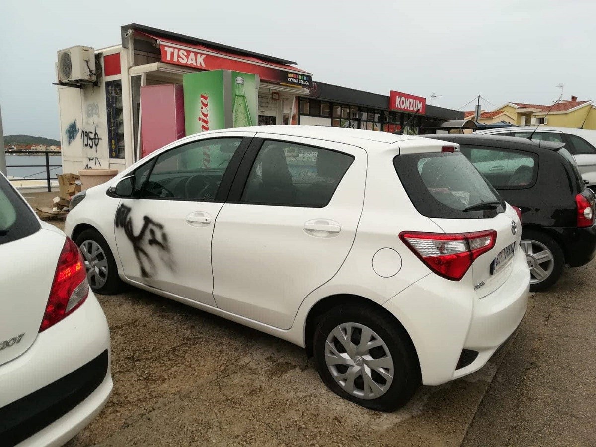 FOTO Probušili gume i išarali ustaško "U" na autu srpskih tablica kod Šibenika