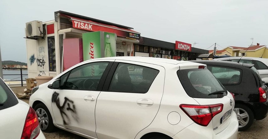 FOTO Probušili gume i išarali ustaško "U" na autu srpskih tablica kod Šibenika