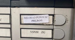 Na portafon Pupovčeva ureda netko zalijepio "Milorad Pupovac Prljavi"