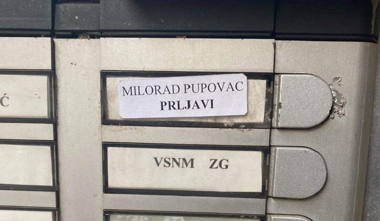 Na portafon Pupovčeva ureda netko zalijepio "Milorad Pupovac Prljavi"