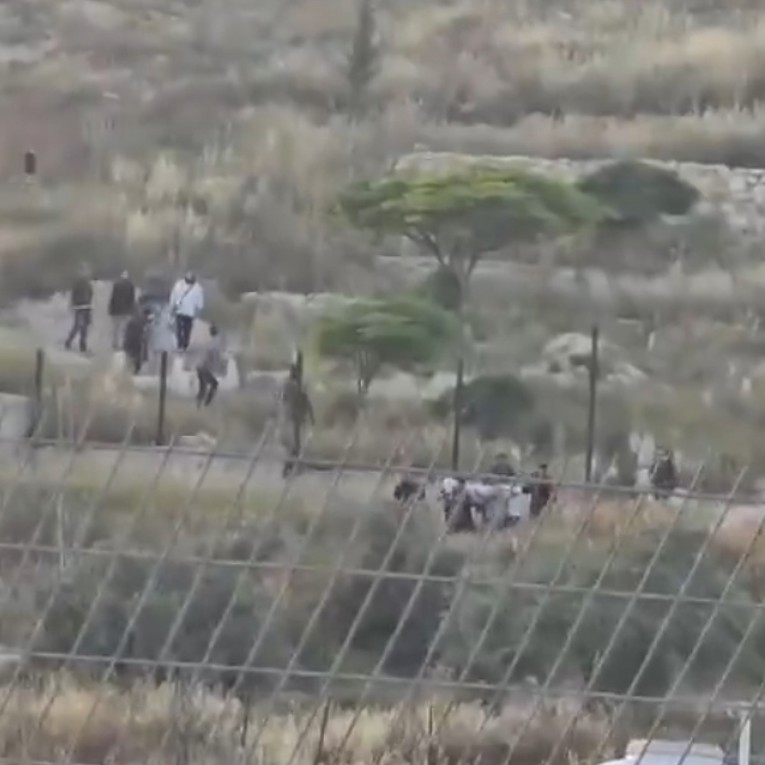 VIDEO Izraelski doseljenici iskopali tijelo Palestinca iz groba, vojska sve gledala