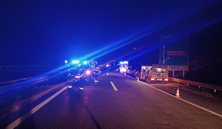 Nesreća na A4 kod Novog Marofa, na terenu vatrogasci i policija. Vozi se 40 km/h
