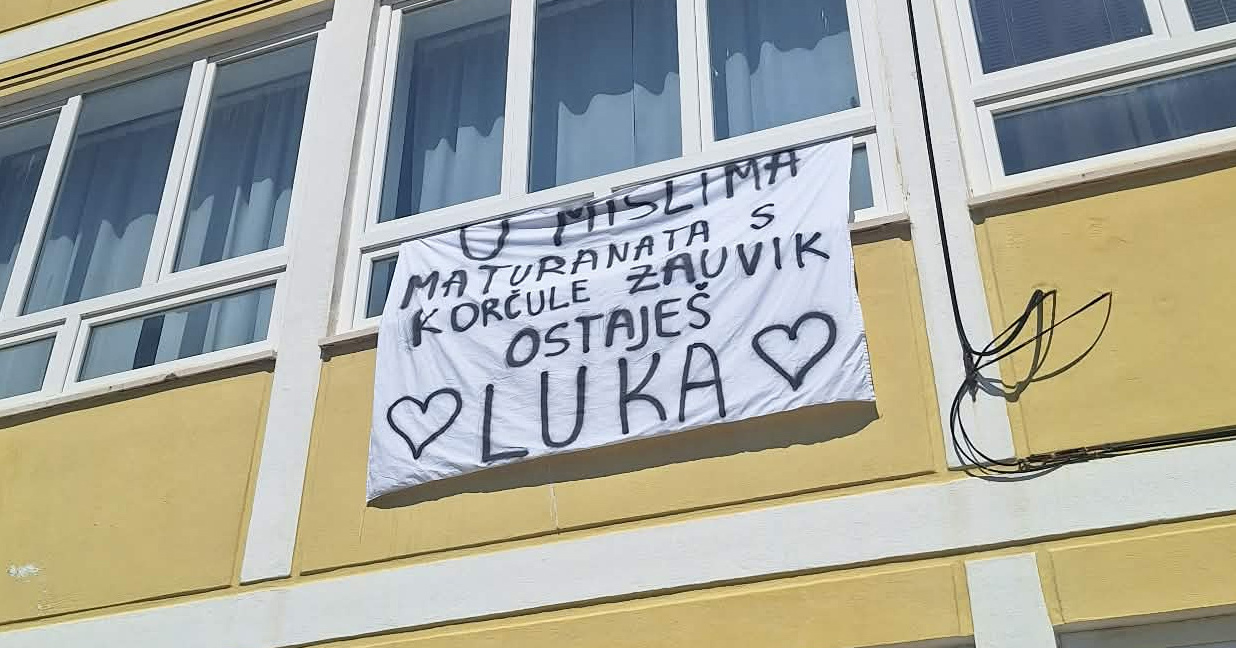 Maturanti s Korčule odali počast tragično preminulom Luki