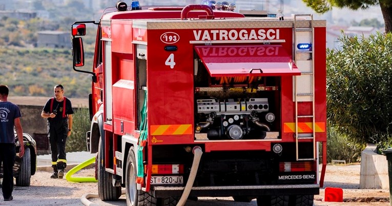 U Splitu gori ilegalno smetlište, zbog velike količine smeća otežano gašenje