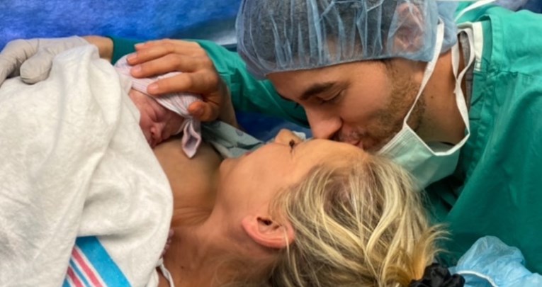 Iglesias i Kournikova fotkama iz rodilišta potvrdili rođenje trećeg djeteta