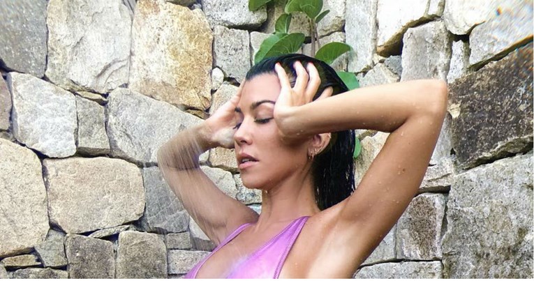 Kourtney Kardashian pokazala sideboob u badiću koji jamči poglede