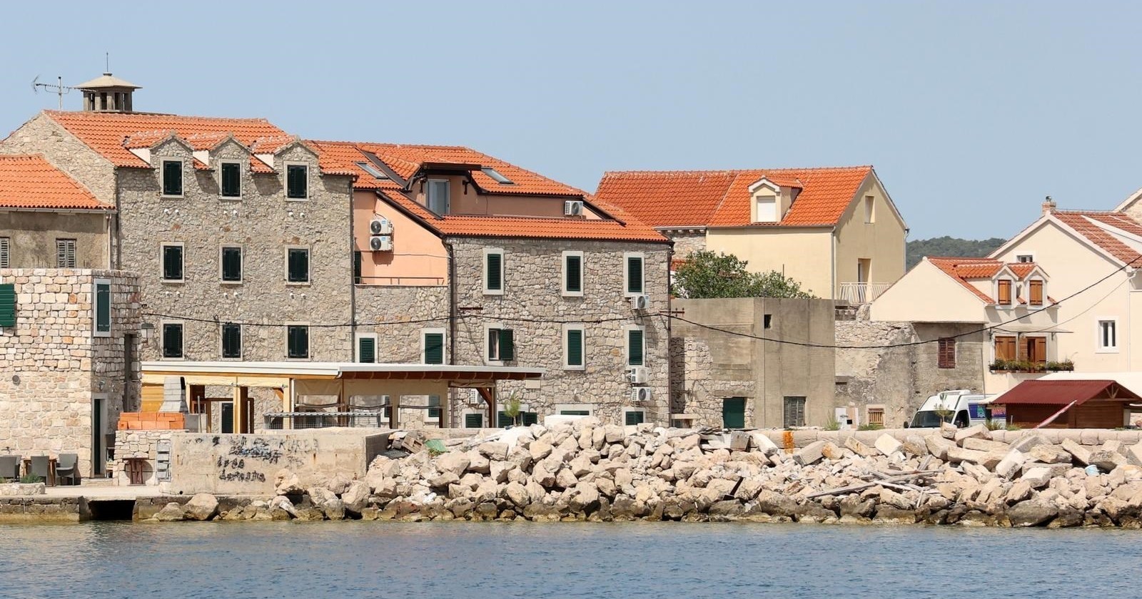 Na najmanjem naseljenom otoku na Jadranu nema automobila. Ima muzej i samostan