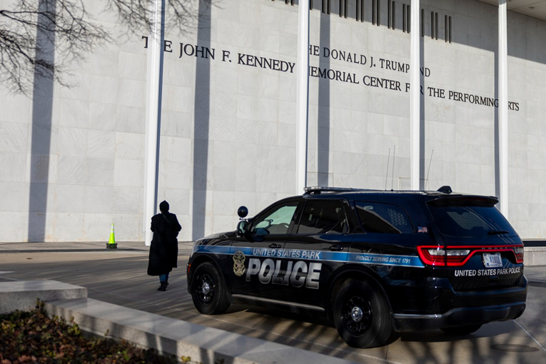 Trump dodao svoje ime na Kennedyjev centar. Zbog toga otkazan božićni koncert