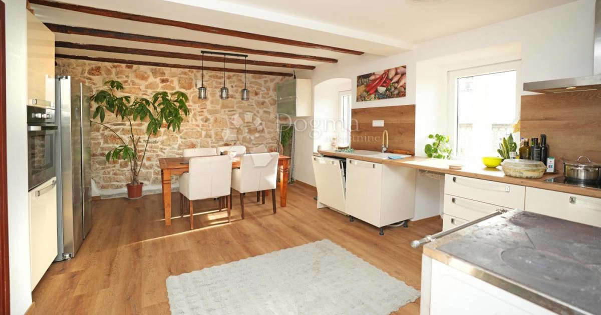 Dvije povezane kuće u Istri prodaju se potpuno namještene za 369.000 €, evo fotki