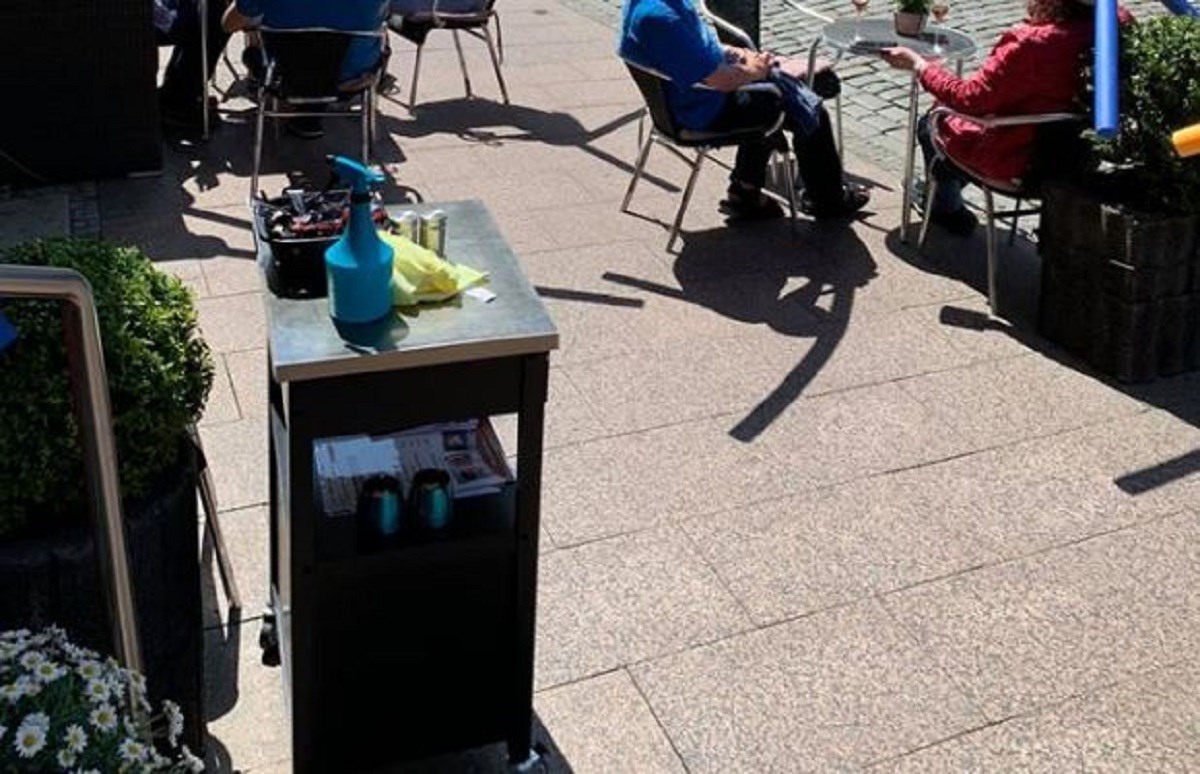 Kafić u Njemačkoj distancu održava ovako, biste li vi popili kavu u ovom izdanju?