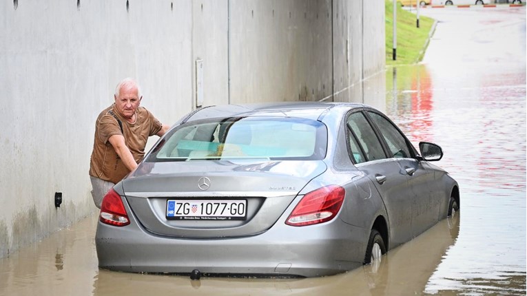VIDEO Mercedesom zapeo u poplavljenom podvožnjaku u Buzinu