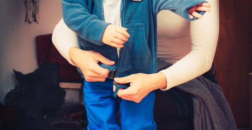 Genijalna tehnika Montessori u šest koraka uči djecu kako odjenuti jaknu
